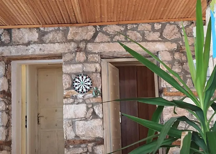 Revita Stone House 엘바산